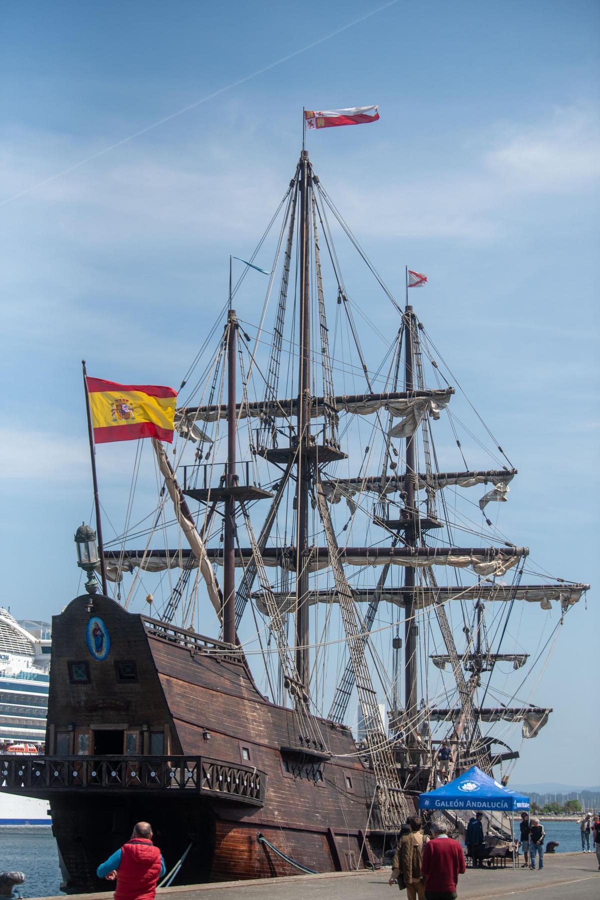 El galeón Andalucía recibe visitas hasta el domingo en el muelle de Calvo Sotelo