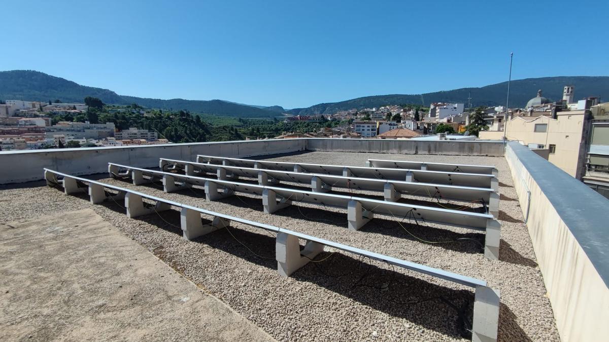 La nueva instalación fotovoltaica en la cubierta del Teatro Calderón de Alcoy.