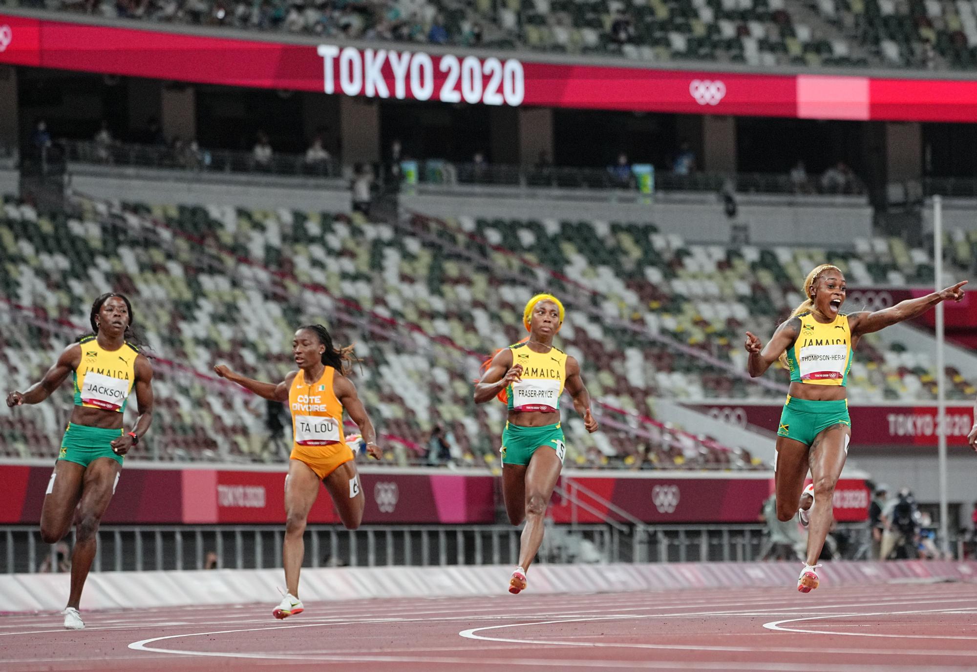 Elaine Thompson celebra su victoria en los 100 m de Tokio