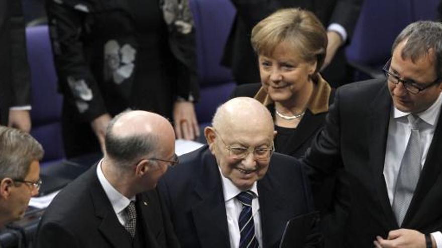 El presidente alemán Christian Wulff, el presidente del Bundesstag Norbert Lammert, el superviviente del Holocausto, el crítico literario Marcel Reich-Ranicki y la canciller Angela Merkel.