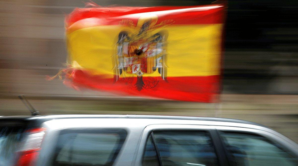 Un coche pasea la bandera preconstitucional durante la manifestación convocada por Vox contra el Gobierno, el 23 de mayo en Málaga.