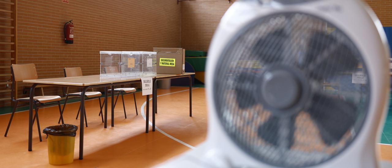 Urnas ya colocadas en un colegio electoral en Madrid, este sábado, durante los preparativos de las elecciones generales