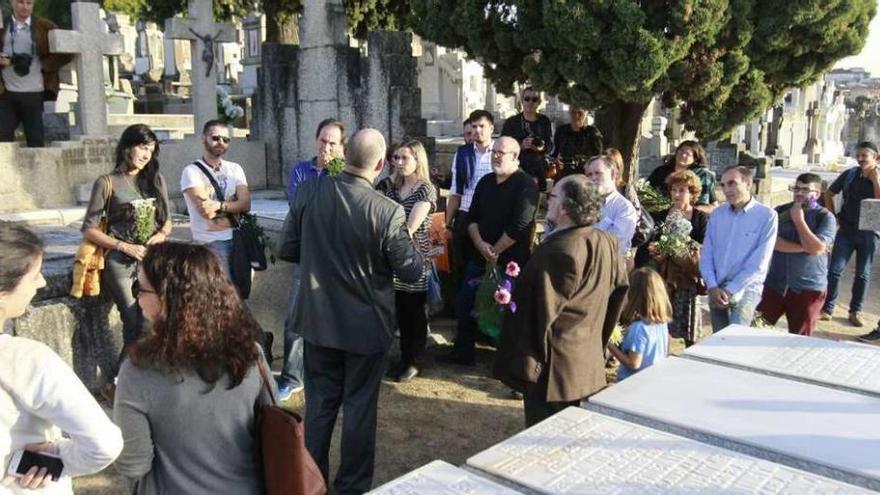 Un momento del homenaje en el cementerio de San Francisco. // Jesús Regal