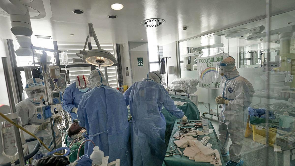 Profesionales sanitarios atendiendo a un paciente en la UCI de Son Espases el pasado mes de abril.