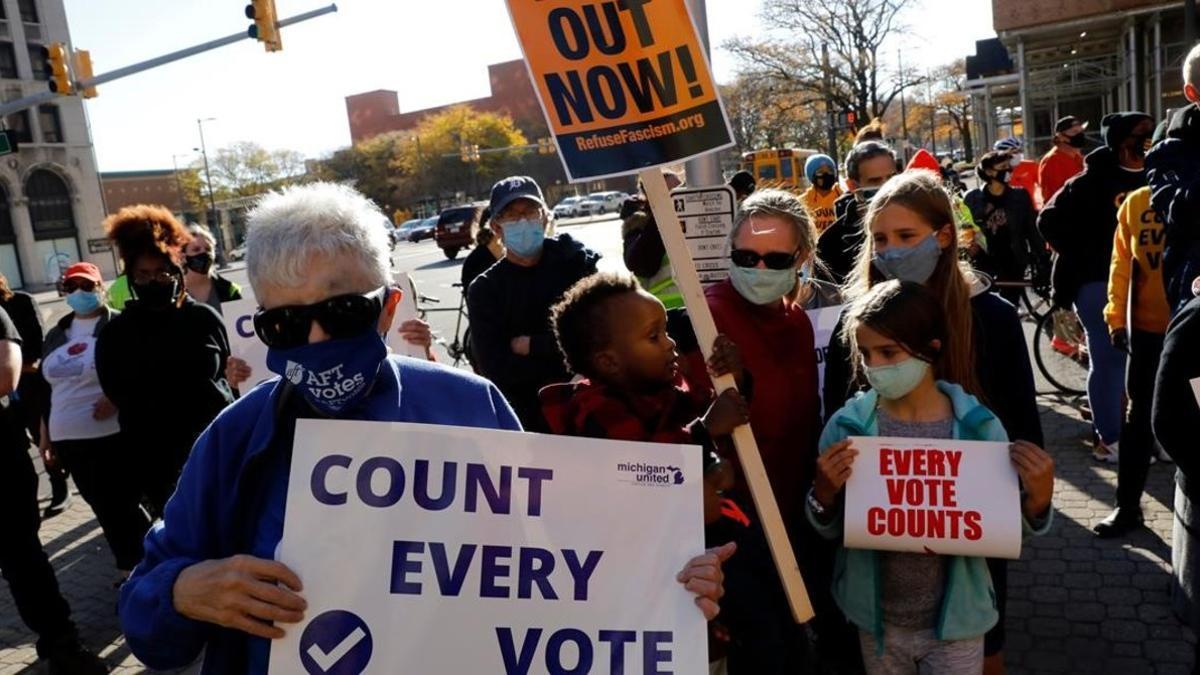 Manifestantes piden finalizar los recuentos en Detroit (Michigan).