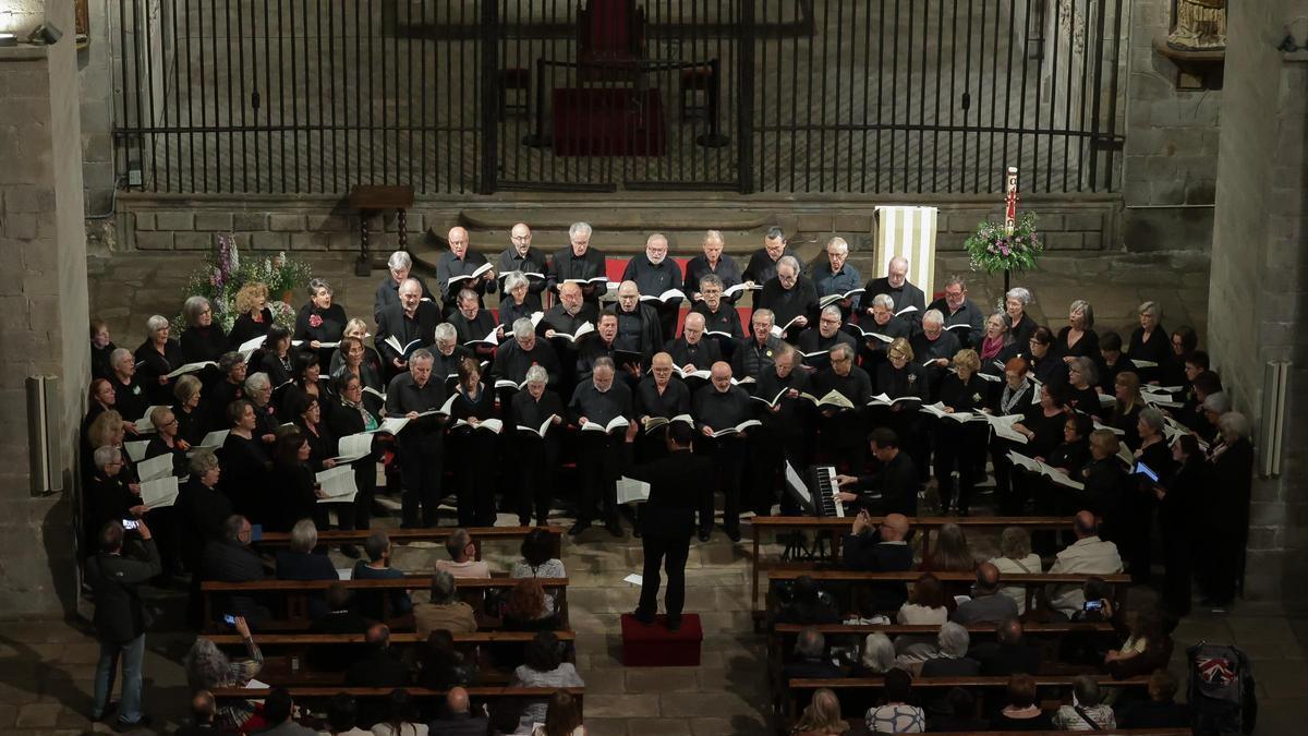 Els cantaires de l'Associació Messies Participatiu dirigits per Martí Ferrer durant el seu concert per Temps de Flors