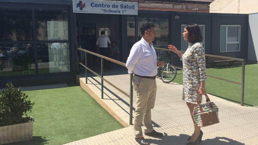 El diputado autonómico Manuel Pineda y la portavoz del PSOE de Orihuela, Carolina Gracia, en el centro de salud, ubicado ahora en barracones