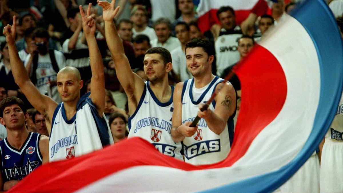 El jugador Predrag Danilović agita la bandera de Yugoslavia en el EuroBasket de 1997.