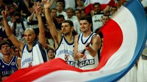 El jugador Predrag Danilović agita la bandera de Yugoslavia en el EuroBasket de 1997.