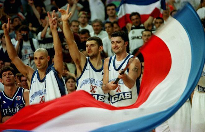 El jugador Predrag Danilović agita la bandera de Yugoslavia en el EuroBasket de 1997.