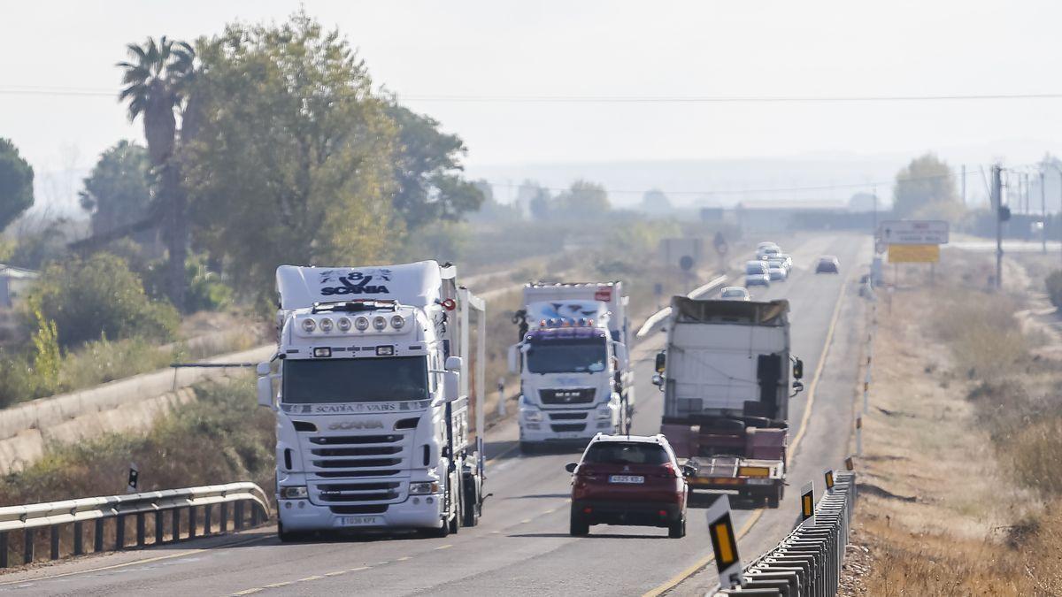 Vehículos circulando por la N-430 a la altura de Navalvillar de Pela.