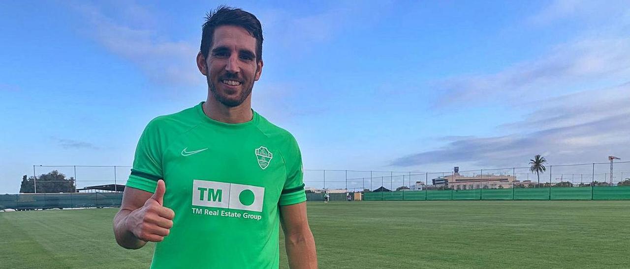 Pedro Bigas, ayer, antes de su primer entrenamiento con el Elche en Pinatar Arena. |