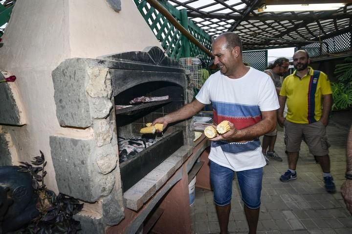 AGÜIMES A 23/06/2017. Asar piñas a la brasa con los amigos, arrojar sal a las hogueras, perdir nuevos deseos y desprendernos de lo malo, saltar sobre las brasas, son alguna sde las costumbres que se reviven en Las Charcas, Agüimes. FOTO: J.PÉREZ CURBELO