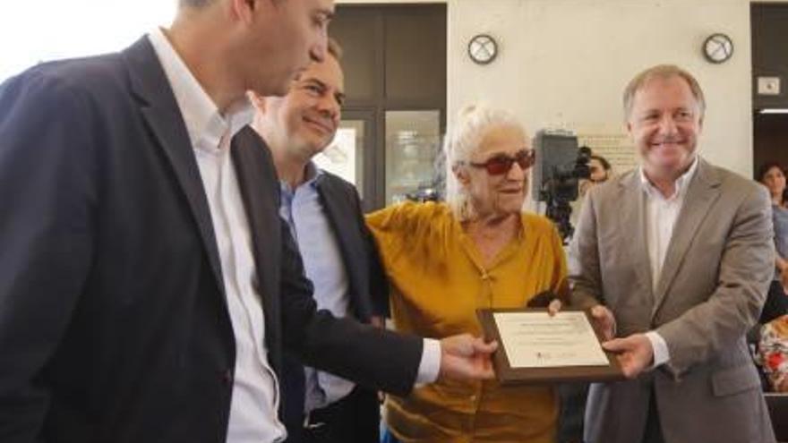 La arqueóloga Solveig Nodstrom recibe una placa de manos del presidente de la Diputación, César Sánchez, y el delegado del Gobierno en la Comunitat, Juan Carlos Moragues .