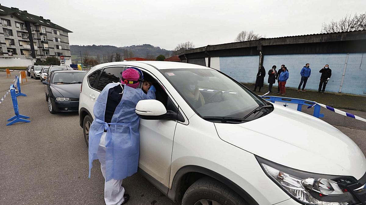 Fila de coches en el autocovid. | Luisma Murias