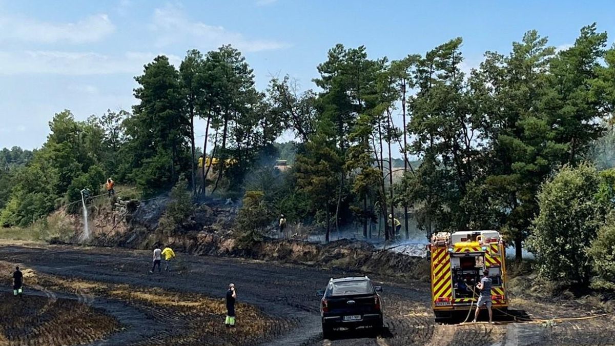 Els Bombers treballant en l'incendi agrícola d'Olius
