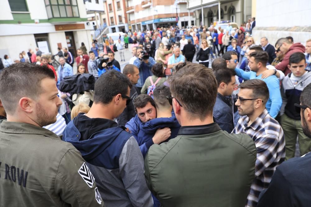 Emotivo minuto de silencio de los vecinos de Cudillero al recordar al joven fallecido David Carragal