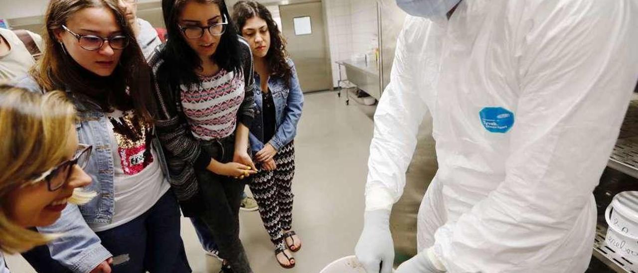 Iván Fernández Vega muestra un recipiente con un cerebro humano a los alumnos del curso sobre autopsias que se imparte en el HUCA.