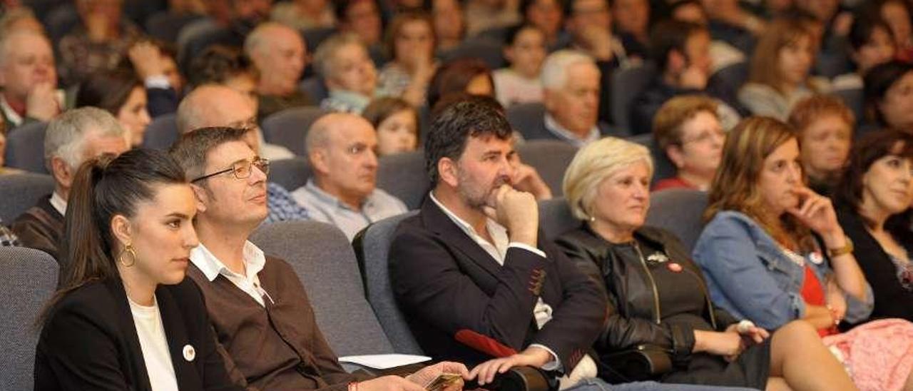 Santalla con candidatos y dirigentes del PSOE en el mitin central de las locales. // Bernabé/Javier Lalín