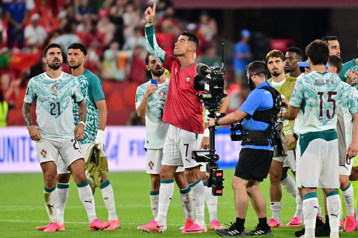 Cristiano Ronaldo, con la camiseta de Diogo Jota, señala al cielo tras la victoria contra Croacia