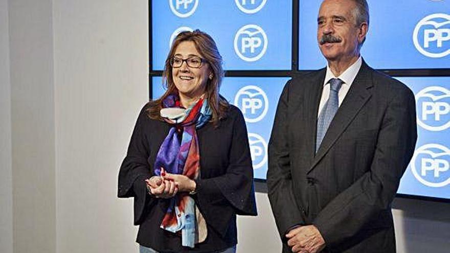 Mayte Martín Pozo junto a José Luis Bermúdez, en la sede del PP.
