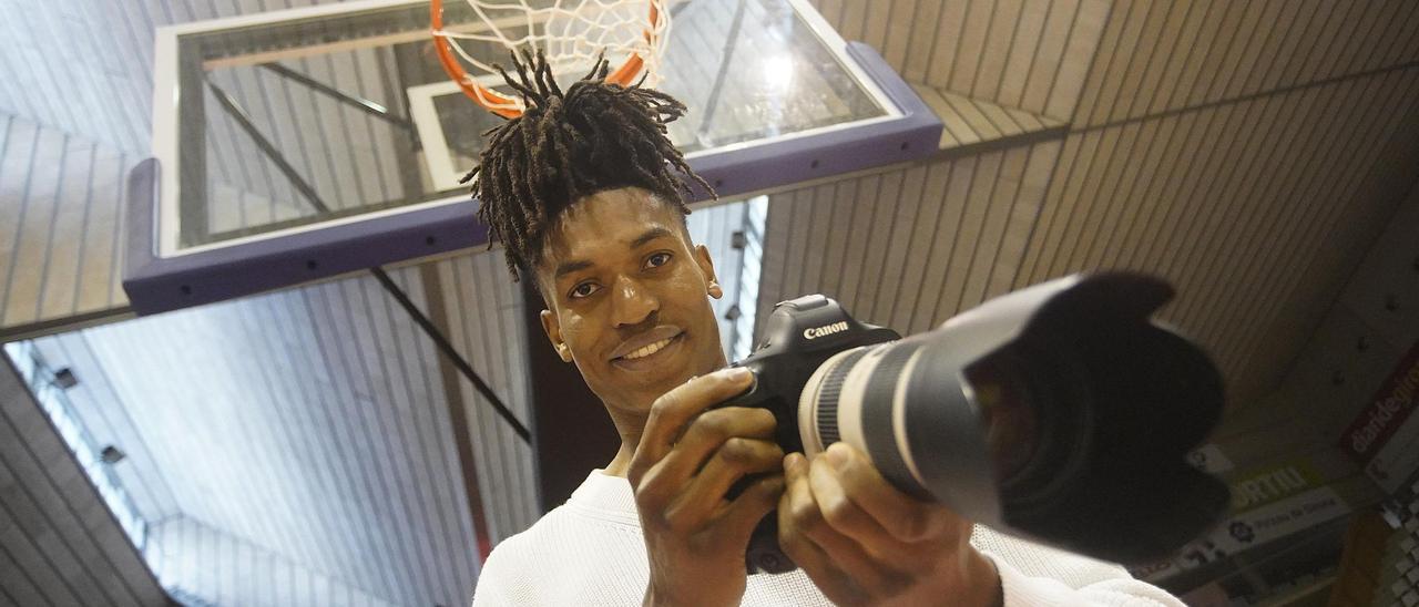 Yves Pons, amb una de les seves càmeres a Fontajau.