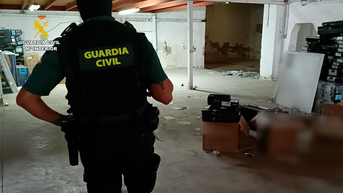 Un guardia civil inspecciona la propiedad del clan familiar.