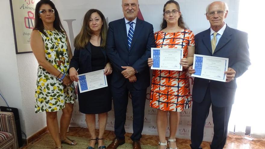 Los homenajeados junto al decano y a la responsable del turno de oficio en Alicante