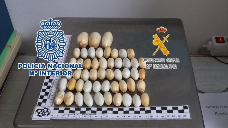 Detienen a una mujer en Málaga con 51 bellotas cocaína en su cuerpo