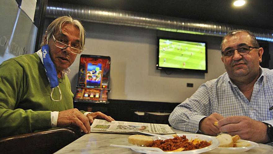 Eduardo García –a la izquierda– y Chera Arenas, ayer, disfrutando de picadillo en un establecimiento hostelero.| A. I.