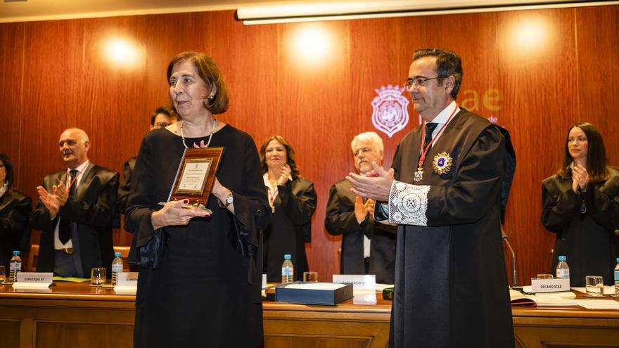 El Colegio de Abogados de Elche designa decano de honor a Basilio Fuentes y da su nombre al salón de actos