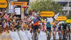 El ciclista neerlandés Olav Kooij se impone en la meta de Pau.