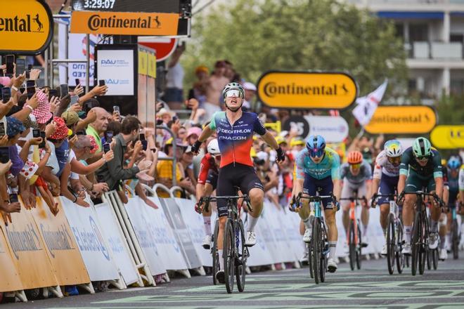 El caos se apodera del Tour con un esprint desastroso en Pau