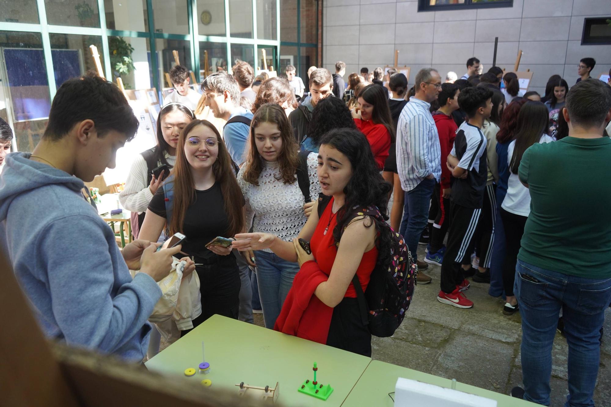 Alumnos de Física de 2º de Bachillerato del IES María de Molina explican magnetismo a sus compañeros.