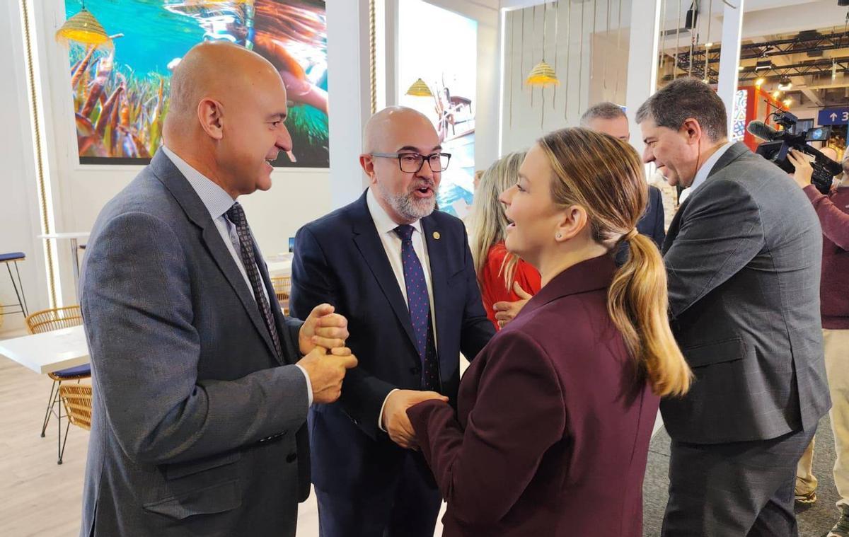 La presidenta balear durante su visita al estand de Eivissa. | J.M.L.R.