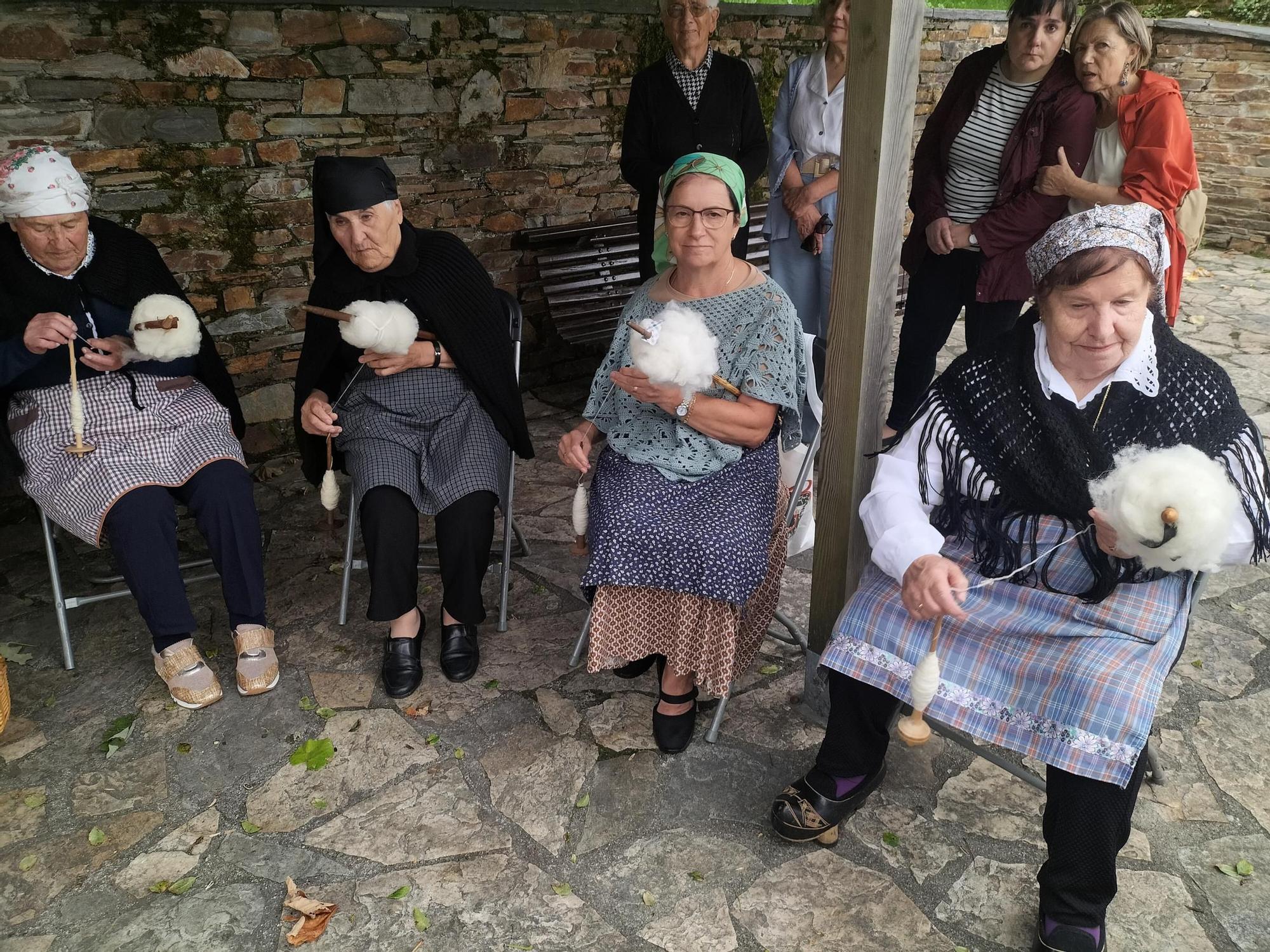 En imágenes: Santa Eulalia de Oscos encuentra a hilanderas y herreros