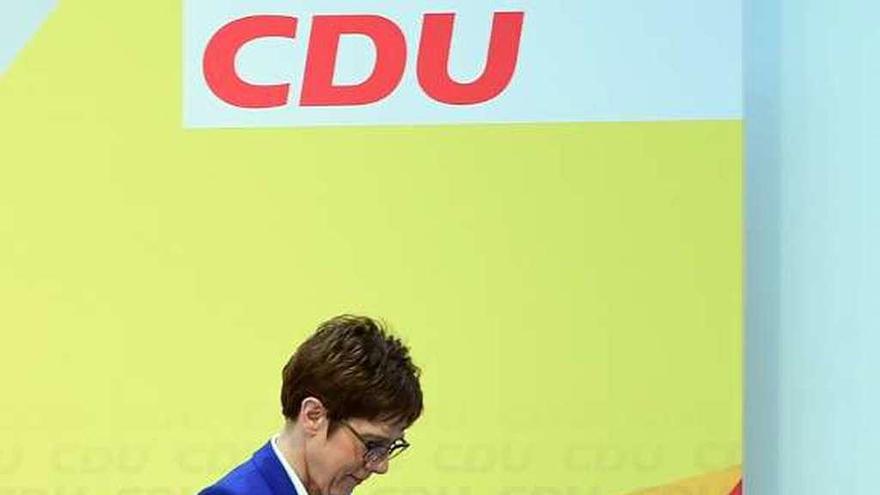 Annegret Kramp-Karrenbauer abandona el estrado tras anunciar en rueda de presa que deja la presidencia de la CDU. // Efe