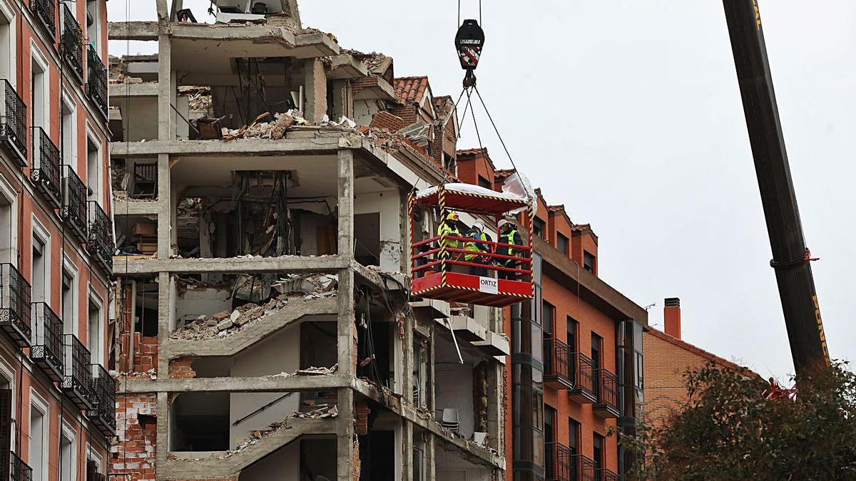 Expertos supervisan las labores de desescombro en el edificio siniestrado. | Europa Press