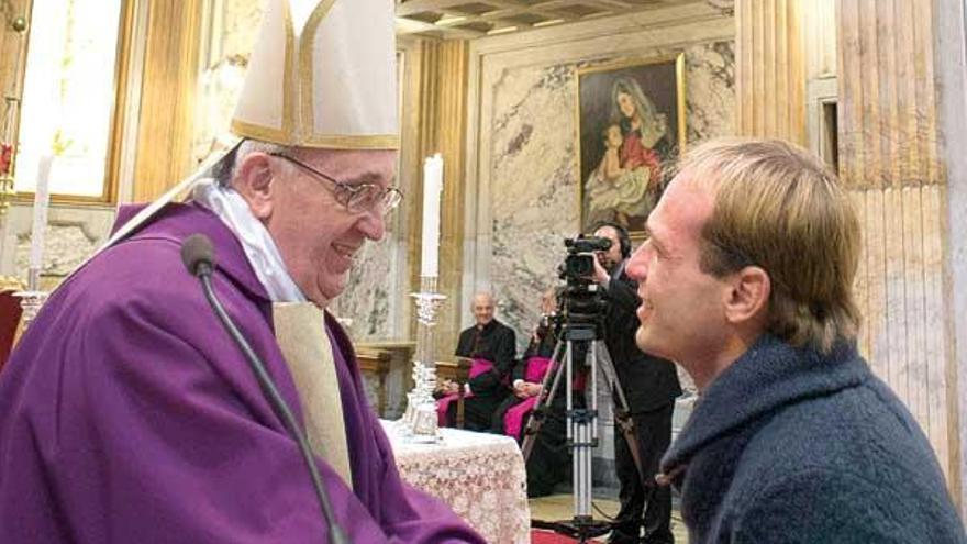 El Papa, en la iglesia de Santa Ana, con un sacerdote argentino.  // Reuters