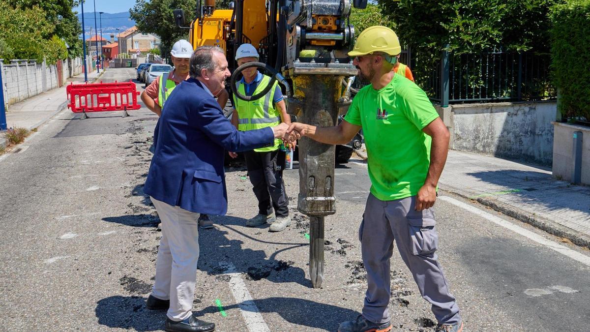 El alcalde saluda a los obreros de la humanización de Cesáreo Vázquez.