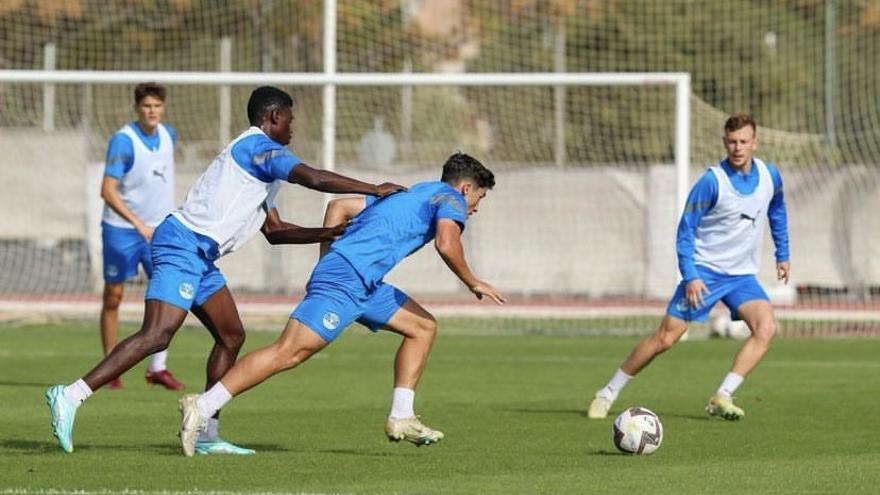 Una imagen de un entrenamiento de esta temporada de la UD Ibiza.