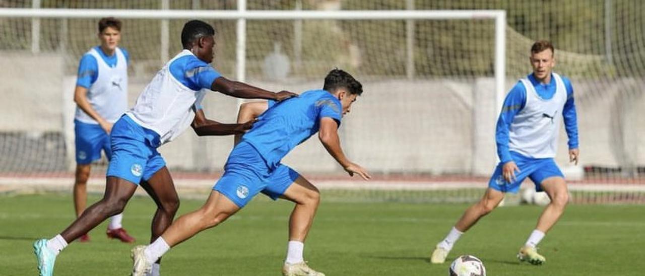 Una imagen de un entrenamiento de esta temporada de la UD Ibiza.