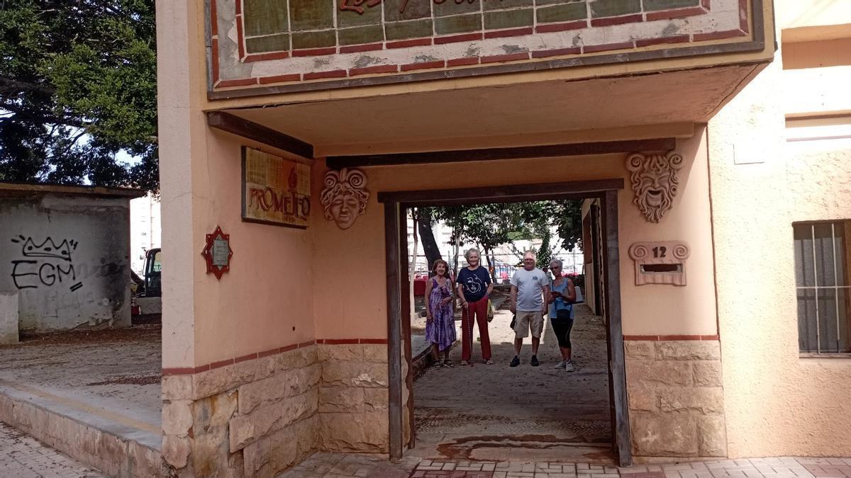 Vecinos de Virgen de Belén, delante de la portada superviviente de la Fundación Prometeo.