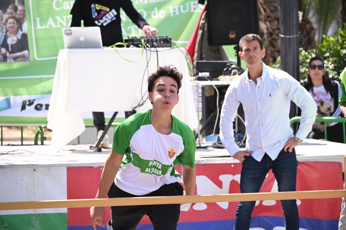 Los mejores momentos del campeonato de lanzamiento de hueso de dátil en Elche este segundo lunes de Pascua