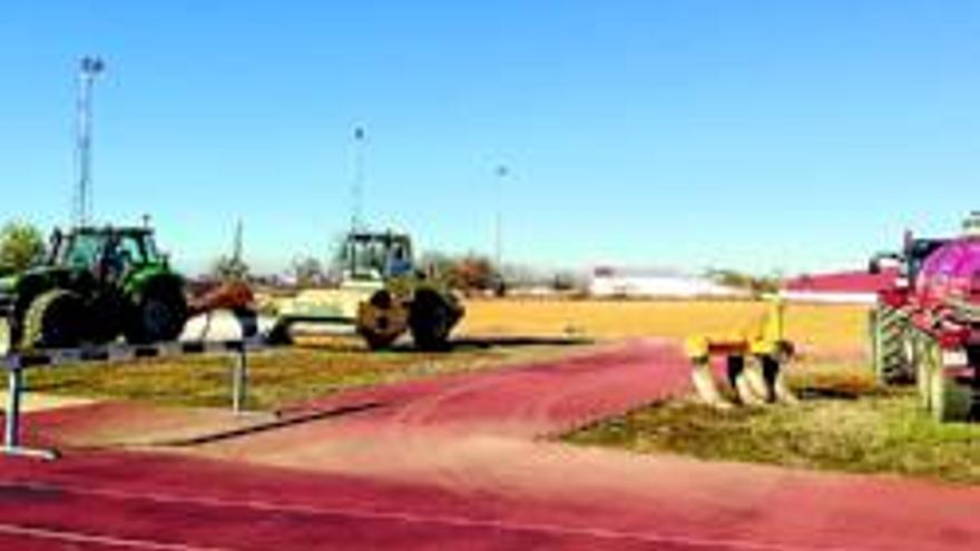 El campo de fútbol de césped está haciéndose