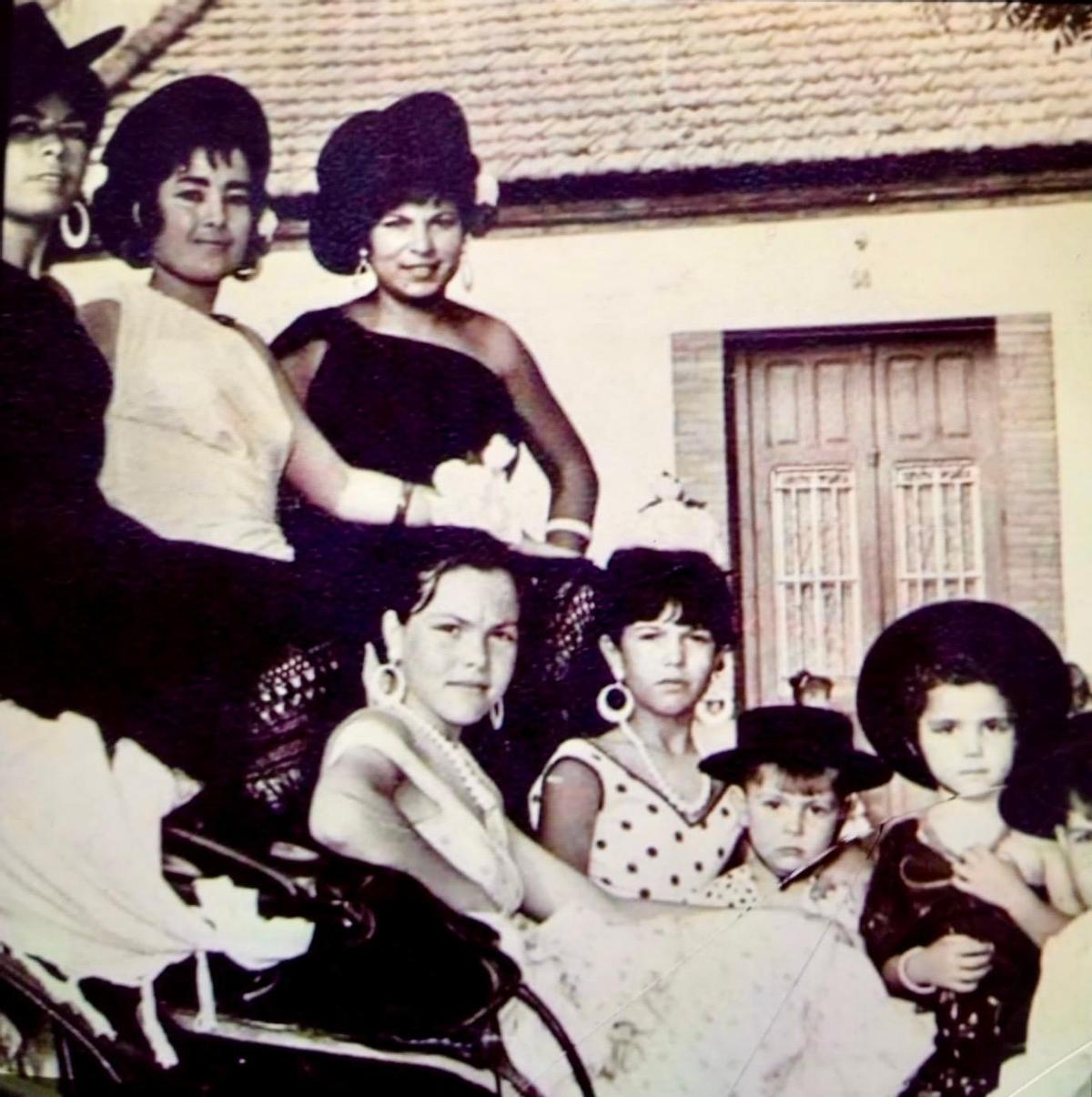 Maribel Pozo, en su infancia, en el centro, de feria en la Colonia San Eugenio.