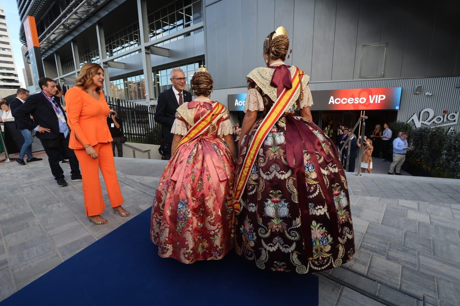 Así está el ambiente en el estreno de las fallas en el Roig Arena