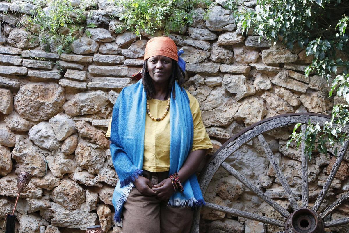 Sheela Gathright im Garten ihres Hauses in Biniali, wo sie sich mit der MZ zum Interview traf.