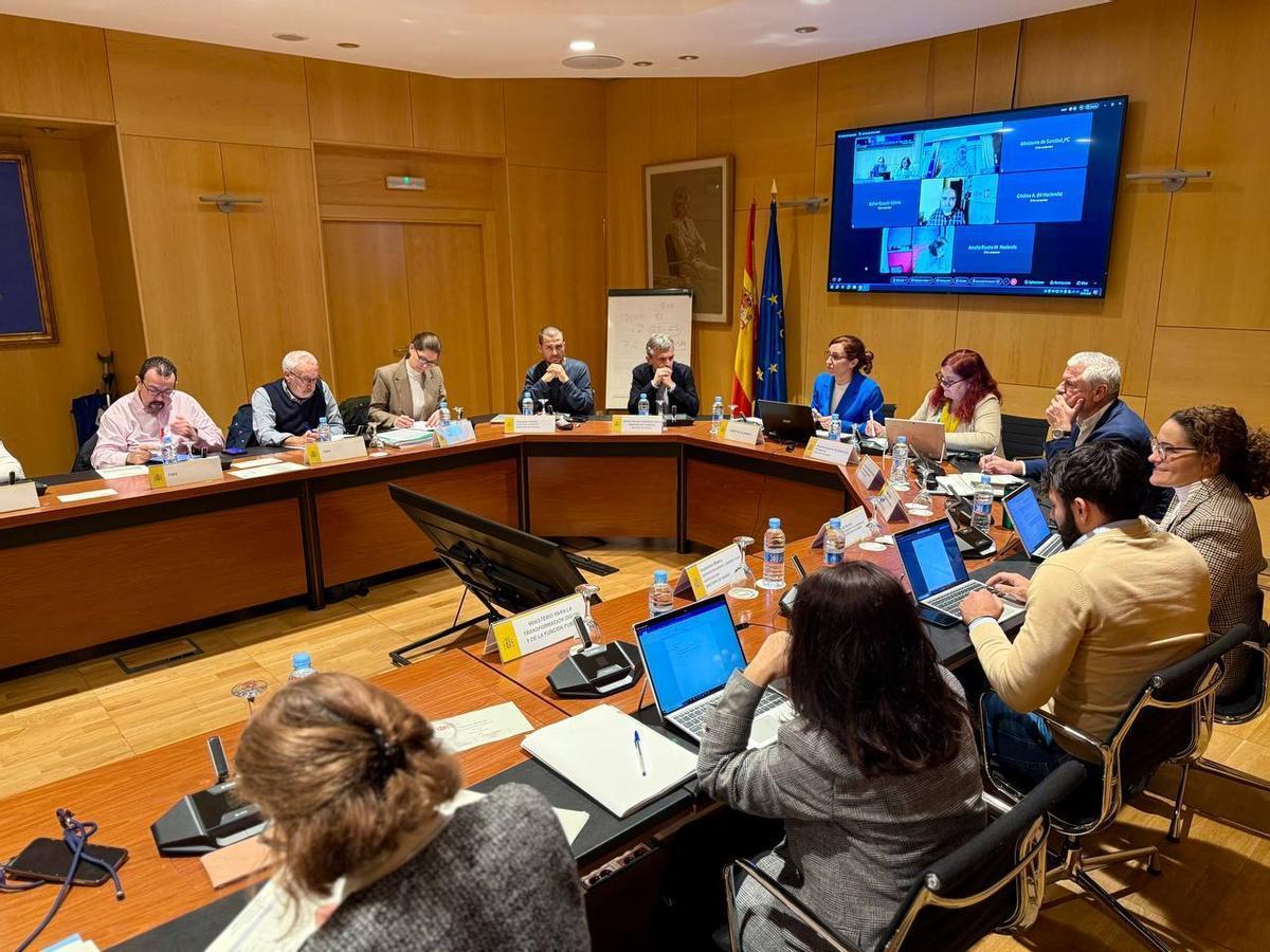 Mónica García en una reunión con sindicatos médicos.