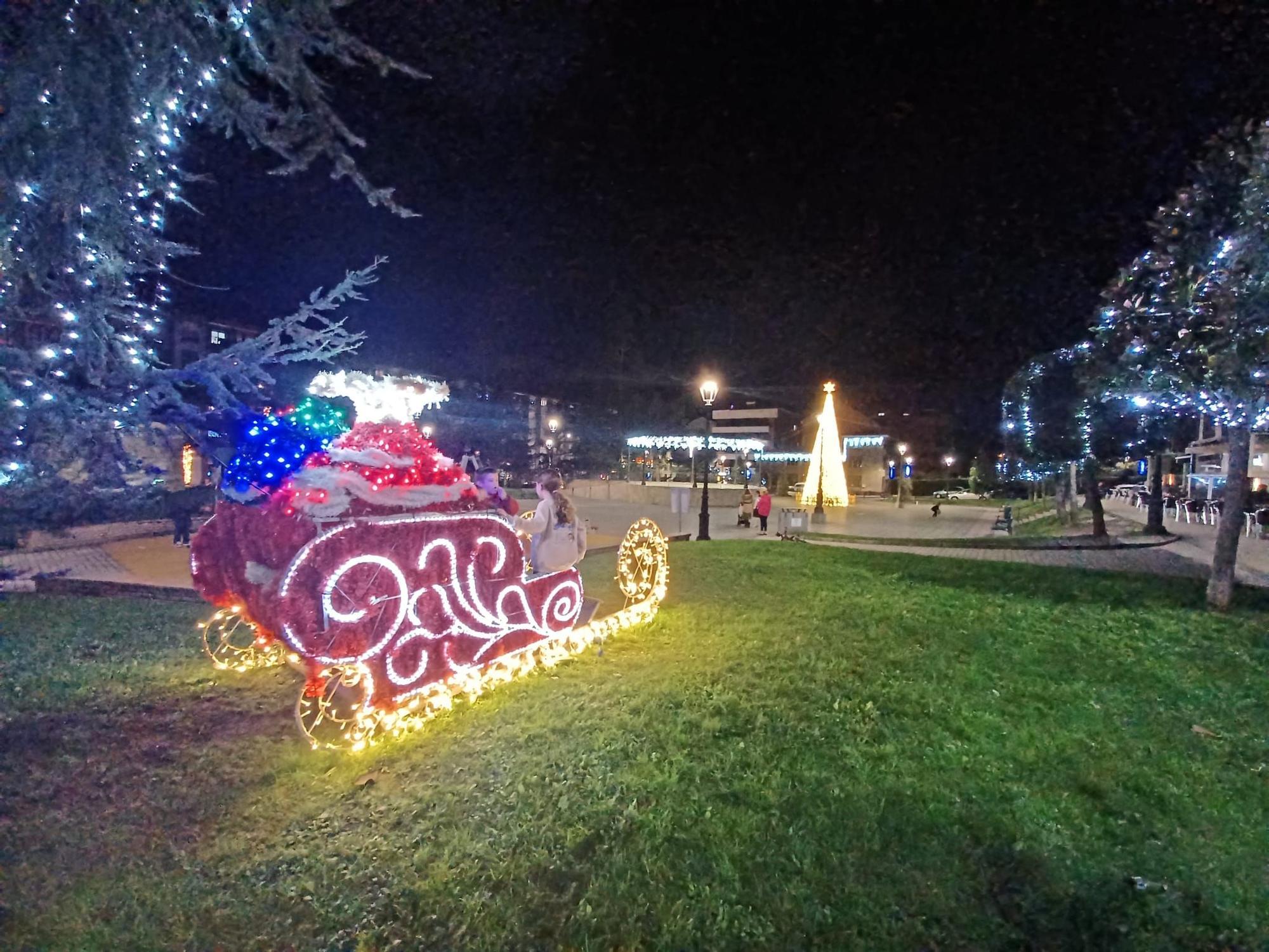 La Navidad prende en Llanera: así se ve el alumbrado navideño en las calles y plazas de Posada
